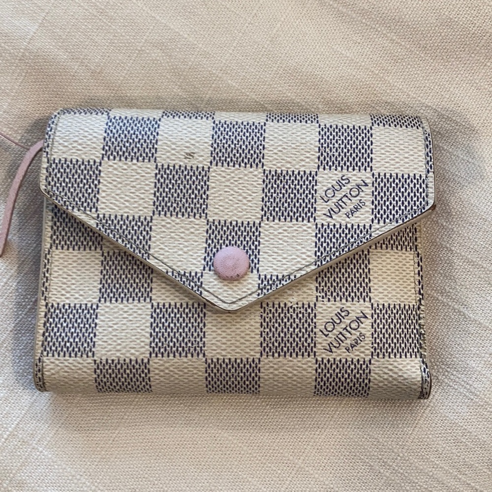 Louis Vuitton victorine wallet